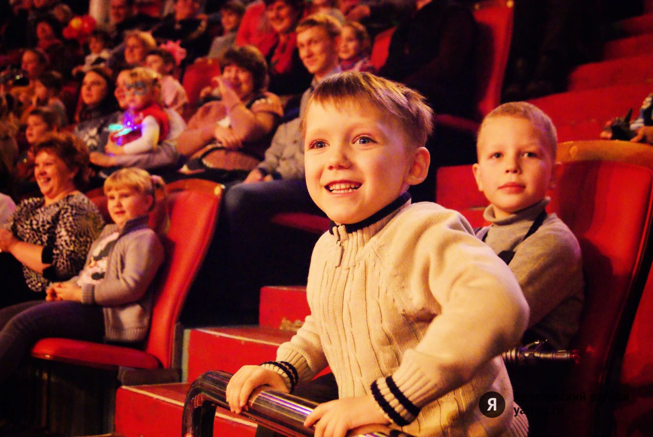 Дети в зрительном зале. Зрители в цирке. Театр для детей. Дети зрители в театре.