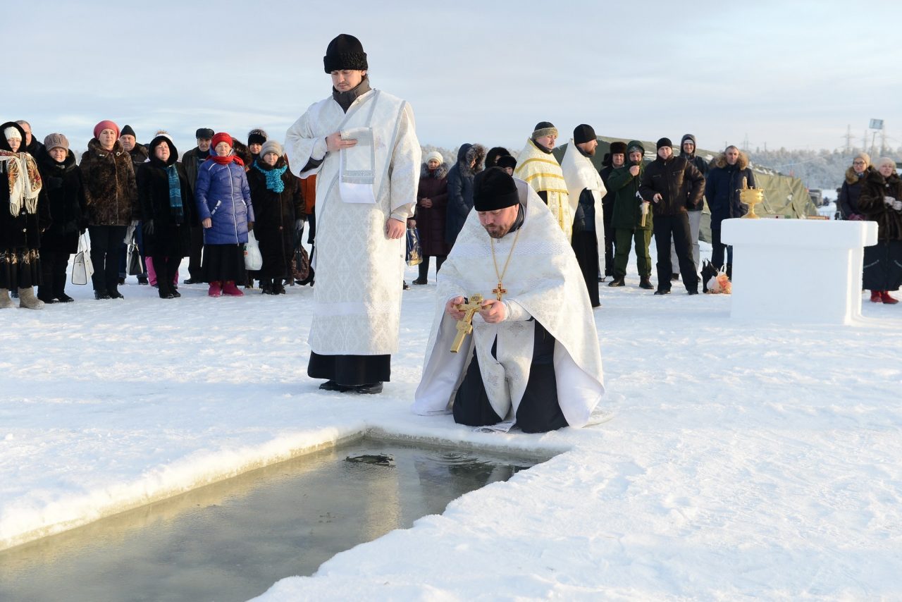 18 января 2014. 19 Января православные отмечают крещение Господне. Крещение Господне водосвятие. С Крещением Господним 19 января. Праздник крещения Господне отмечают.